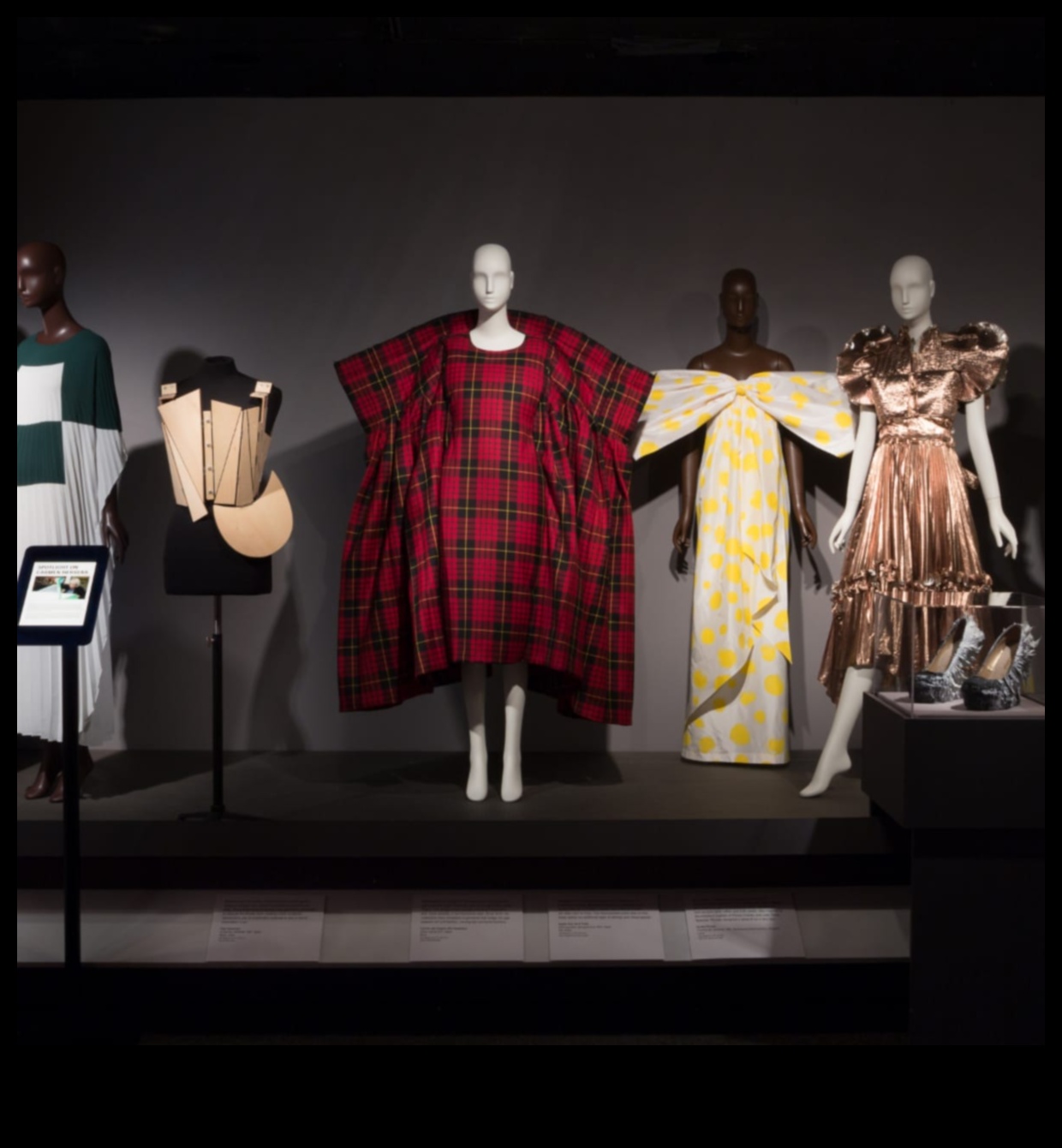 Minimālisms satiekas ar maksimālismu: harmonijas atrašana modes galējībās