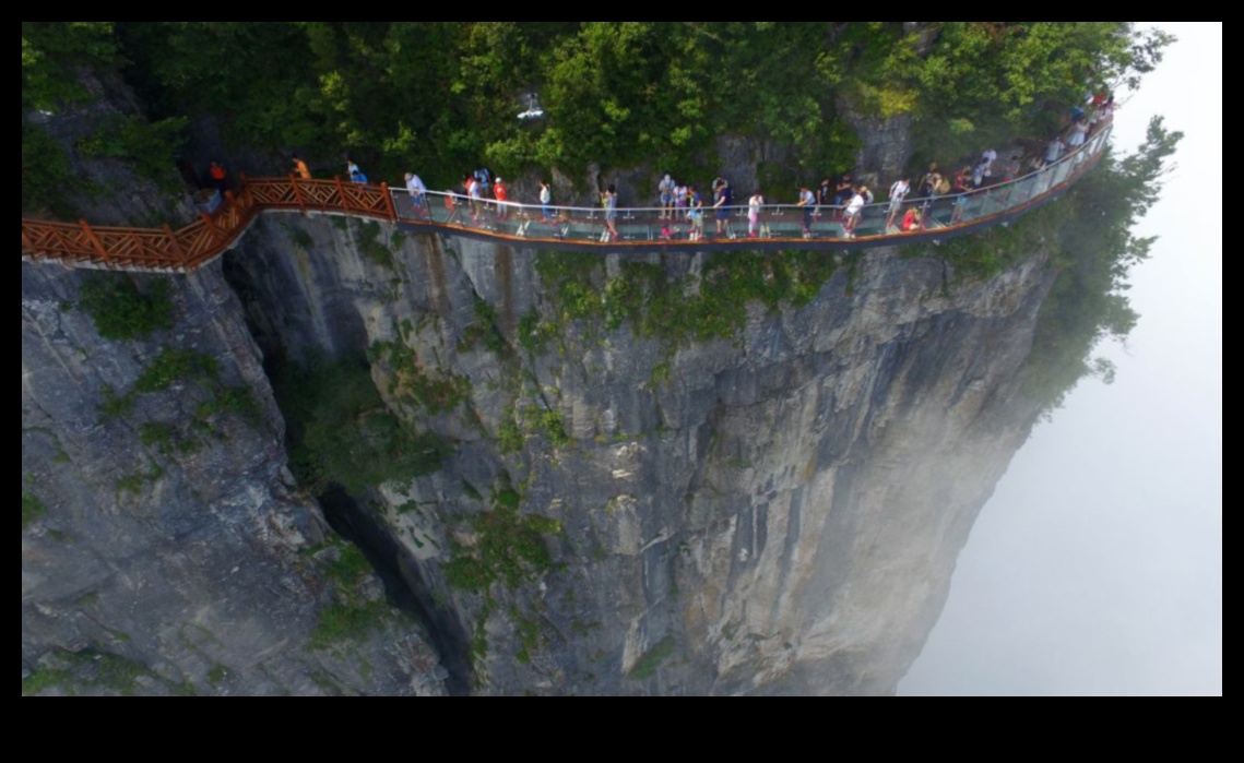 Skulptētas debesis: orientieri, kas skar debesis