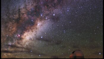 Spektrālā luminiscence: zvaigžņu žilbinošais starojums Piena ceļā